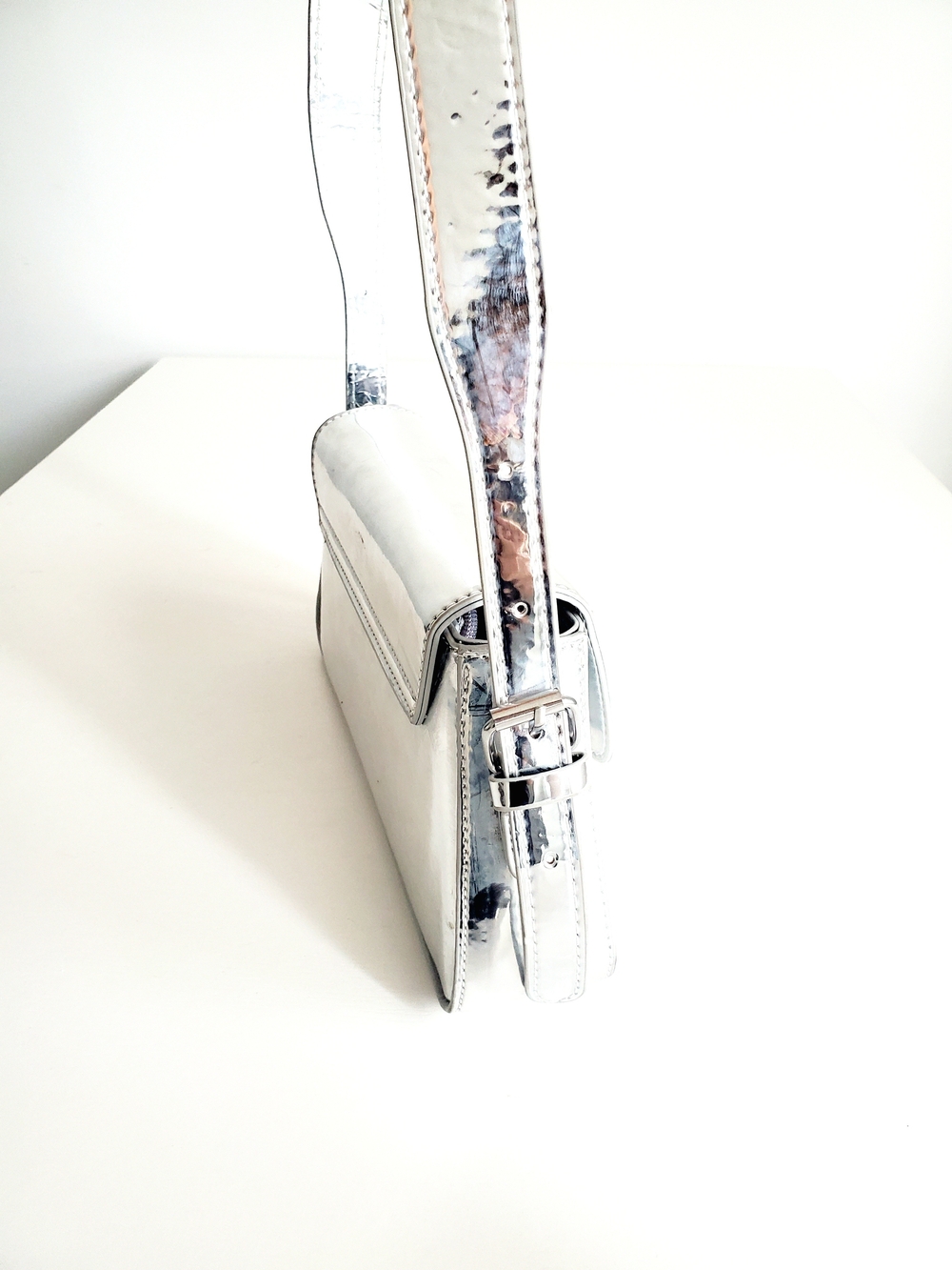 Sleek Silver Women's Shoulder Bag - Picture 4 of 4